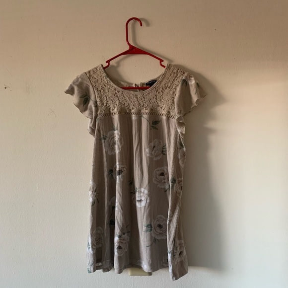 Torrid Gray Tan Babydoll Top with Flutter Sleeves - Picture 1 of 5